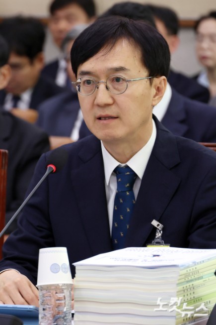 오민석 서울중앙지방법원장이 16일 서울 여의도 국회에서 열린 법제사법위원회의 서울고등법원 등에 대한 국정감사에서 의원 질의에 답변을 하고 있다.