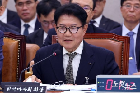 우희종 한국마사회장이 16일 서울 여의도 국회에서 열린 농림축산식품해양수산위의 농업협동조합중앙회 등 국정감사에서 질의에 답변을 하고 있다.