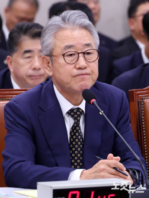 강호동 농업협동조합중앙회 회장이 16일 서울 여의도 국회에서 열린 농림축산식품해양수산위의 농업협동조합중앙회 등 국정감사에서 굳은 표정을 짓고 있다.