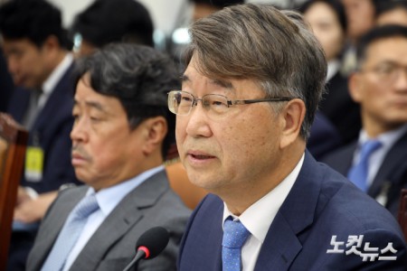 김지형 경제사회노동위원회 위원장이 16일 여의도 국회에서 열린 기후에너지환경노동위원회의 경제사회노동위원회 등에 국정감사에 의원 질의에 답변을 하고 있다.