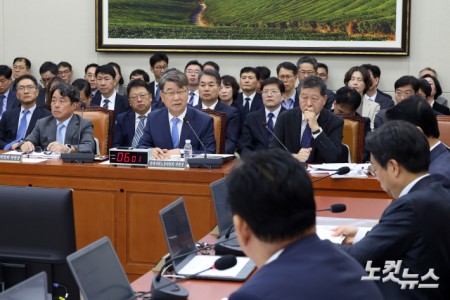 김지형 경제사회노동위원회 위원장이 16일 여의도 국회에서 열린 기후에너지환경노동위원회의 경제사회노동위원회 등에 국정감사에 의원 질의에 답변을 하고 있다.
