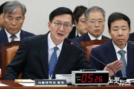 유홍림 서울대학교 총장이 16일 서울 여의도 국회에서 열린 교육위원회의 서울대학교 등에 대한 국정감사에서 의원 질의에 답변을 하고 있다.