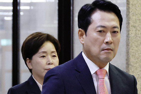국민의힘 장동혁 대표와 양향자 최고위원이 15일 국회에서 열린 최고위원회의에 입장하고 있다. 연합뉴스