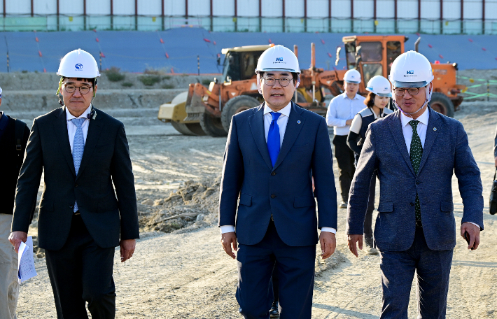 박찬대(가운데) 인천시장이 지난 8일 서해구 서울아산청라병원 건축 현장을 점검하고 있다. 인천시 제공