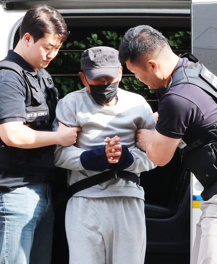 인천 대형 상업시설에서 흉기를 휘둘러 8명을 다치게 한 50대 남성 A씨가 16일 인천 미추홀구 인천지방법원에서 열린 구속 전 피의자심문(영장실질심사)에 출석하고 있다. 연합뉴스