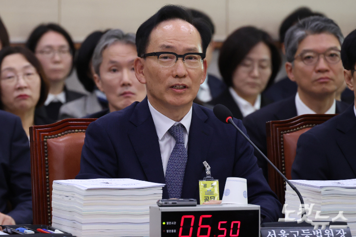 김대웅 서울고등법원장이 16일 서울 여의도 국회에서 열린 법제사법위원회의 서울고등법원 등에 대한 국정감사에서 의원 질의에 답변을 하고 있다. 윤창원 기자