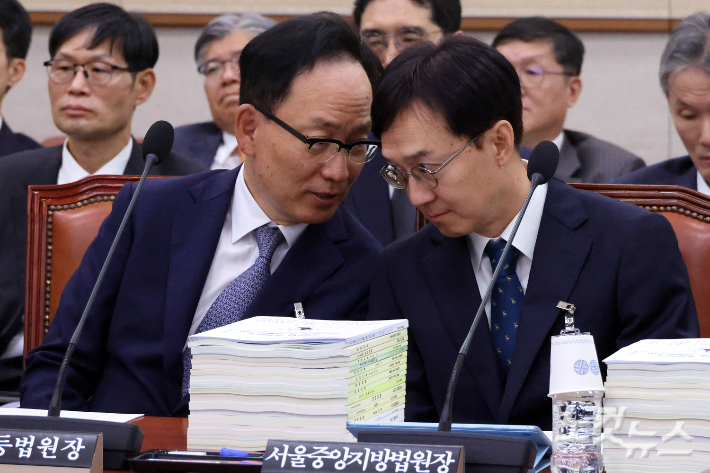 김대웅 서울고등법원장과 오민석 서울중앙지방법원장이 16일 서울 여의도 국회에서 열린 법제사법위원회의 서울고등법원 등에 대한 국정감사에서 대화를 하고 있다 윤창원 기자