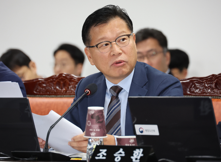 국민의힘 이양수 의원이 12일 부산 동구 해양수산부 별관에서 열린 국회 농해수위의 해수부에 대한 국정감사에서 질의하고 있다. 연합뉴스