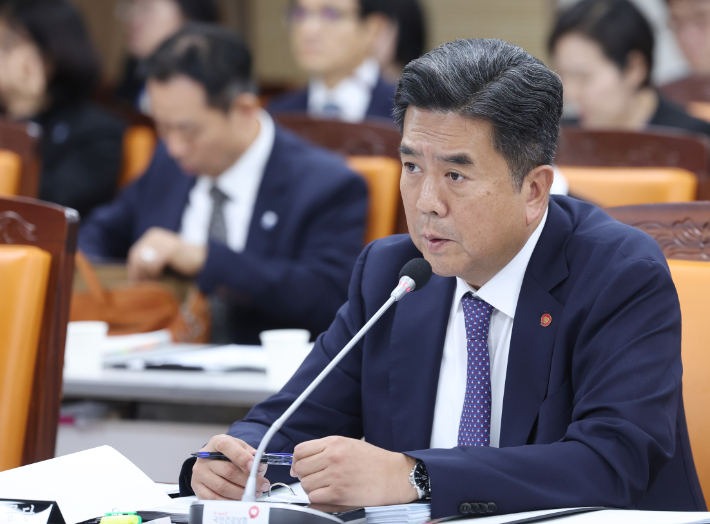 16일 강원 원주시 국민건강보험공단 본부에서 열린 국회 보건복지위원회의 국민건강보험공단(건보)·건강보험심사평가원(심평원)에 대한 국정감사에 참석한 강청희 건보 이사장이 의원 질의에 답하고 있다. 연합뉴스