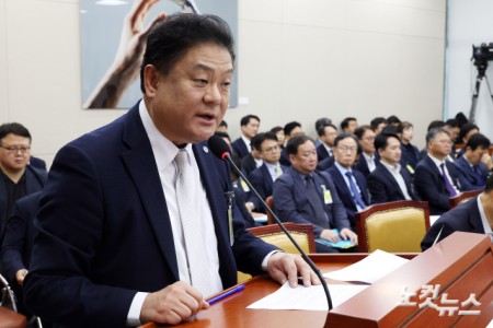 16일 서울 여의도 국회에서 열린 과학기술정보방송통신위원회의 한국방송공사 등에 대한 국정감사에서 김우성 한국방송공사 부사장이 기관보고를 하고 있다.
