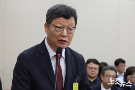 16일 서울 여의도 국회에서 열린 과학기술정보방송통신위원회의 한국방송공사 등에 대한 국정감사에서 김유열 한국교육방송공사 사장이 기관보고를 하고 있다.