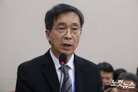 16일 서울 여의도 국회에서 열린 과학기술정보방송통신위원회의 한국방송공사 등에 대한 국정감사에서 강형철 방송문화진흥회 이사장이 기관보고를 하고 있다.