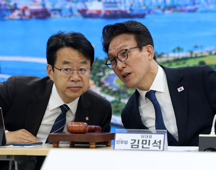  더불어민주당 김민석 대표가 16일 부산 동구 민주당 부산시당에서 열린 최고위원회에서 박홍배 부산시당위원장과 대화를 하고 있다. 연합뉴스