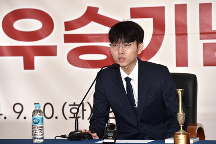 지난 2024년 열린 제2회 '란커배'에서 우승한 신진서 9단이 기자회견을 하고있다. 한국기원 제공