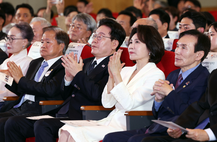 이재명 대통령과 김혜경 여사가 16일 부산시청에서 열린 부마민주항쟁 47주년 기념식에서 주제공연을 본 후 박수치고 있다. 연합뉴스