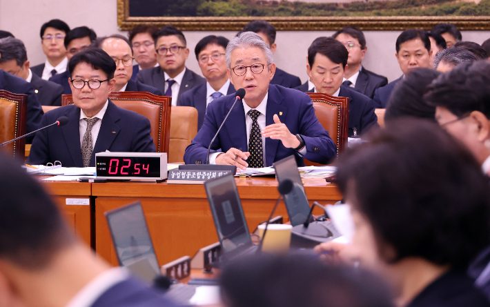 강호동 농업협동조합중앙회장이 16일 국회에서 열린 농림축산식품해양수산위원회 국정감사에서 위원 질문에 답하고 있다. 연합뉴스