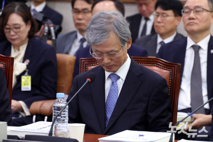 조희대 대법원장이 법제사법위원회의 대법원 등에 대한 국정감사에서 고개를 숙이고 있다. 윤창원 기자