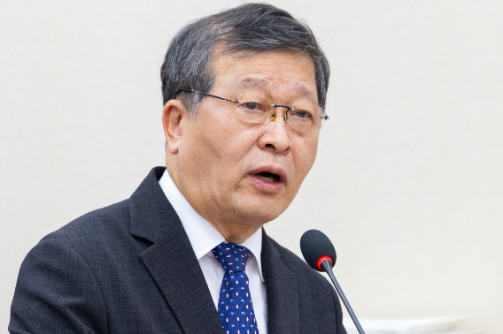 박수근 중앙노동위원회 위원장이 16일 국회에서 열린 기후에너지환경노동위원회 국정감사에 출석해 기관 업무보고를 하고 있다. 연합뉴스