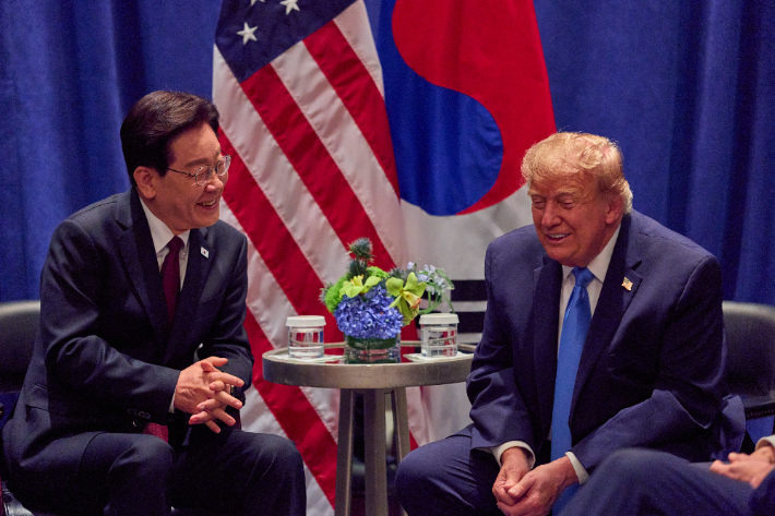 이재명 대통령(왼쪽)과 도널드 트럼프 미국 대통령이 정상회담을 하고 있다. 연합뉴스