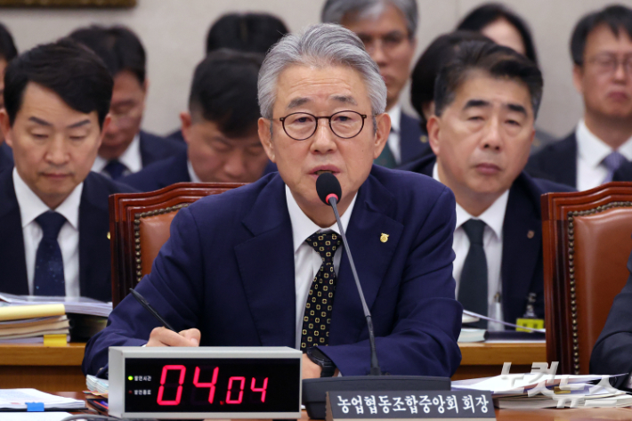 강호동 농업협동조합중앙회 회장이 16일 서울 여의도 국회에서 열린 농림축산식품해양수산위의 농업협동조합중앙회 등 국정감사에서 질의에 답변을 하고 있다. 윤창원 기자
