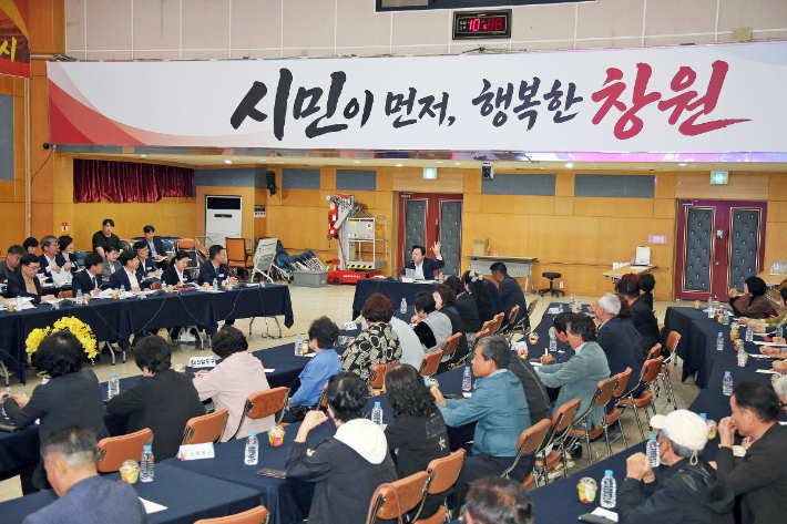 강기윤 창원시장이 16일 창원시청 시민홀에서 열린 '시민우선사업 100대 과제 보고회'에서 발언하고 있다. 창원시 제공