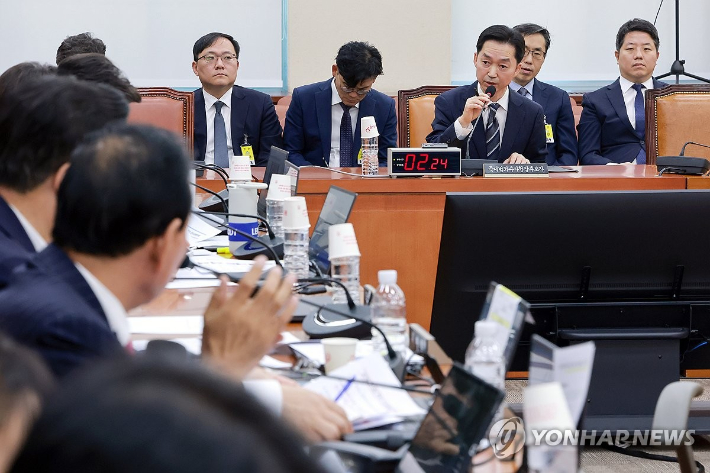 김지용 초대 중대범죄수사청장 후보자가 14일 국회 행정안전위원회에서 열린 인사청문회에서 행안위원 질의에 답하고 있다. 연합뉴스