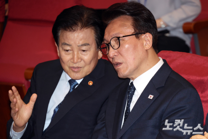 더불어민주당 김민석 대표와 정동영 통일부 장관이 18일 서울 여의도 국회 의원회관에서 열린 9.19 평양공동선언 및 남북군사합의 8주년 기념식에서 대화를 하고 있다. 윤창원 기자
