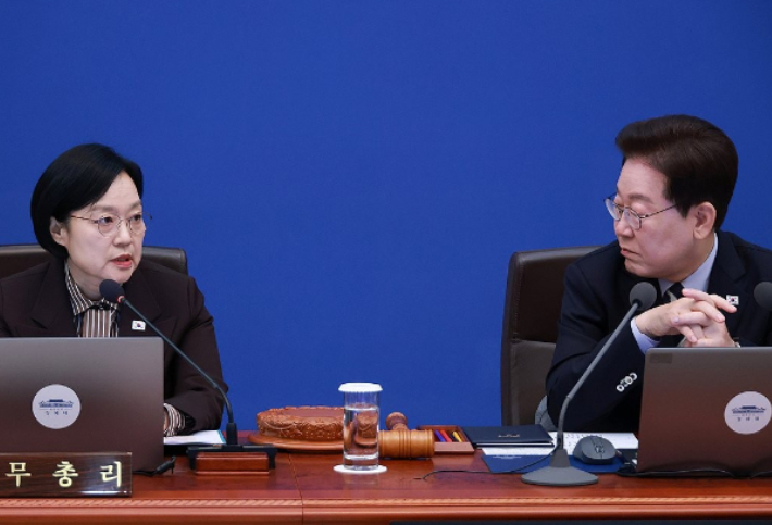 한성숙 국무총리가 13일 청와대에서 이재명 대통령 주재로 열린 국무회의에서 발언하고 있다. 연합뉴스