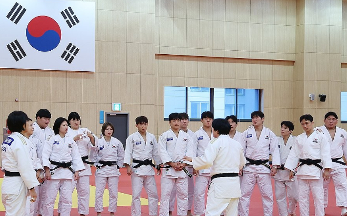 유도 국가대표 선수들이 2026 아이치·나고야 아시안게임 유도 국가대표팀 미디어 데이 공개 훈련에서 정성숙 감독의 지시를 듣는 모습. 연합뉴스 