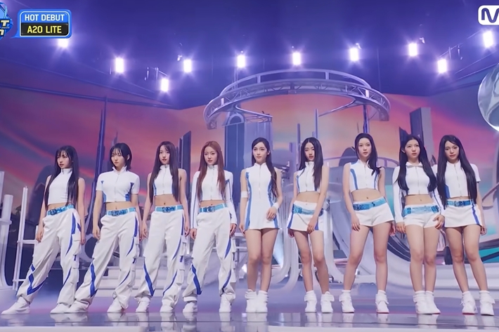 A2O 라이트는 지난 15일 엠넷 '엠카운트다운'에서 데뷔곡 '니온' 무대를 펼쳤다. '엠카운트다운' 캡처