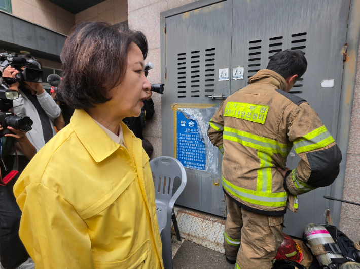 추미애 경기지사가 지난 16일 경기 부천시 한 금속 도장공장 화재 현장에서 동료 부상으로 슬퍼하는 소방대원을 위로하고 있다. 연합뉴스