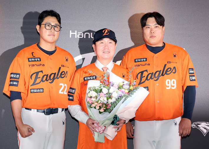 꽃다발 받는 류지현 감독. 연합뉴스