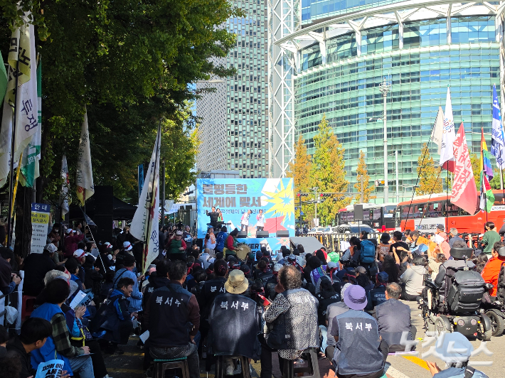 17일 오후 서울 종로구 종각역 인근에서 '빈곤철폐의 날' 행사가 열리고 있다. 이원석 기자