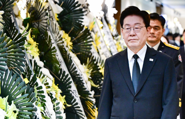 李대통령, 부천 화재 순직 소방관 조문…무릎 꿇고 분향·훈장 추서
