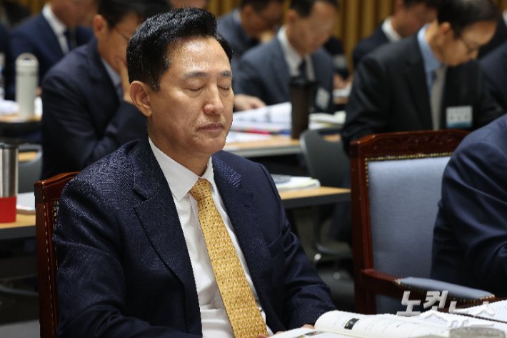 오세훈 서울시장이 15일 오전 서울 중구 서울시청에서 열린 국회 행정안전위원회의 서울시에 대한 국정감사에서 생각에 잠겨 있다. 류영주 기자