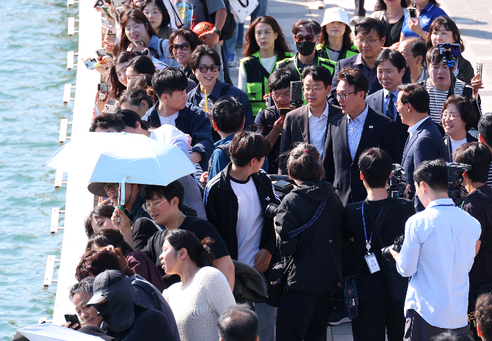 17일 김민석 더불어민주당 대표가 부산 북항에 나타난 흑상어 '부캉이'를 보러왔다. 연합뉴스