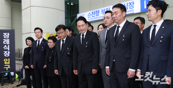 국민의힘 장동혁 대표를 비롯한 지도부가 18일 경기도 순천향대 부천병원 장례식장에 마련된 고(故) 김진석 소방위 빈소를 조문한 뒤 이동하고 있다. 박종민 기자