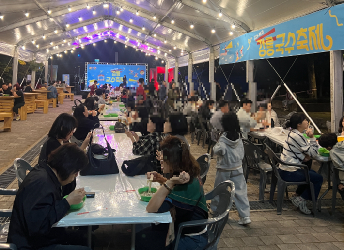 강릉국수축제장을 찾은 시민과 관광객들. 독자 제공