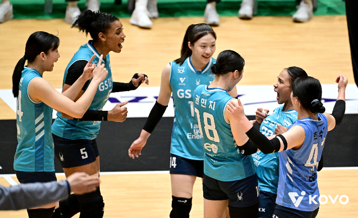 GS칼텍스 선수들이 18일 컵대회 결승에서 도로공사를 상대로 득점한 뒤 서로 격려하고 있다. KOVO 