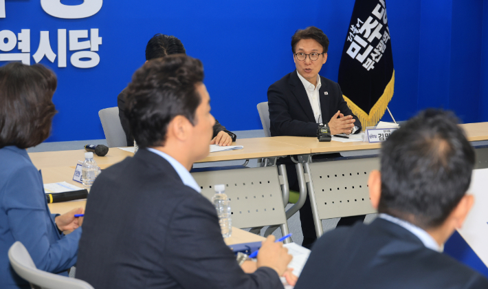 더불어민주당 김민석 대표가 18일 오후 부산 동구 민주당 부산시당사에 방문해 같은당 부산 기초단체장들과 간담회를 하고 있다. 연합뉴스