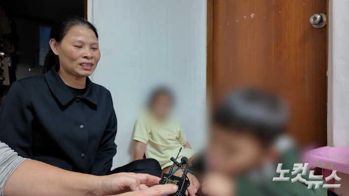 차례대로 레데리씨와 수현(가명·8)양, 동생 지훈(가명·6)군. 고성민 기자