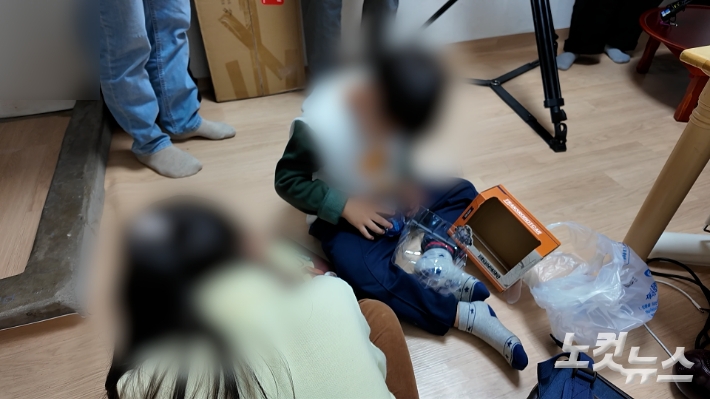 슈퍼에서 먹고 싶은 간식을 고르라고 했더니 햄과 식료품을 고른 아이들. 고성민 기자