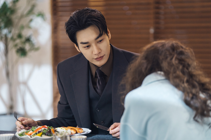 김영광은 작품 촬영 당시 현장에서 동선을 세심하게 고려했다고 밝혔다. 그는 "대사 지문이 짧다 보니 감독님과 함께 동선을 어떻게 그릴지 고민했다"며 "모두가 함께 생각하며 만들어간 덕분에 자연스러운 모습이 많이 나온 것 같다"고 밝혔다. 넷플릭스 제공