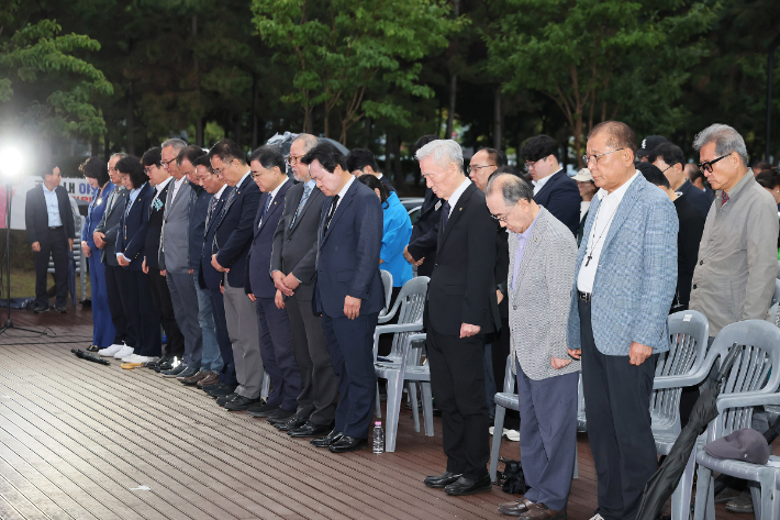 18일 3·15해양누리공원에서 열린 '제47주년 부마민주항쟁 창원시 기념식 및 시민문화제'에서 참석자들이 묵념하고 있다. 창원시 제공 
