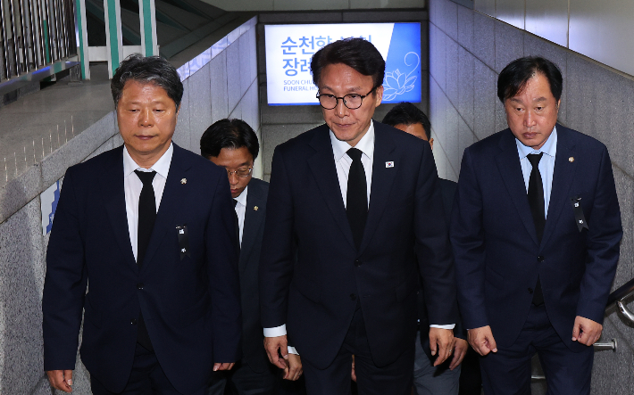 더불어민주당 김민석 대표가 18일 경기 부천시 순천향대학교 부천병원 장례식장에 마련된 부천 공장 화재 순직 고(故) 김진석 소방위의 빈소 조문을 마치고 나오고 있다. 연합뉴스