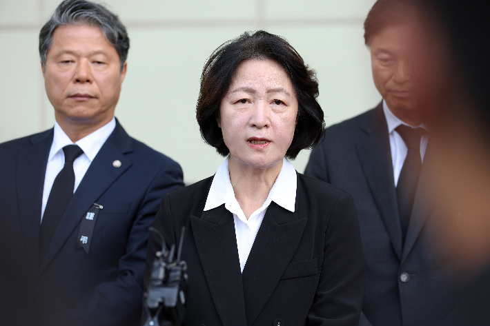 추미애 경기도지사가 17일 경기도 순천향대 부천병원 빈소에 마련된 고(故) 김진석 소방위 빈소 조문을 마친 뒤 취재진 앞에서 발언하고 있다. 경기도 제공