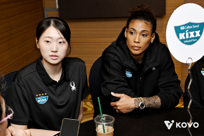 7일 서울 강남구 호텔 리베라 청담에서 열린 프로배구 V리그 여자부 미디어 데이에서 GS칼텍스 실바가 권민지와 함께 취재진의 질문을 듣는 모습. KOVO 