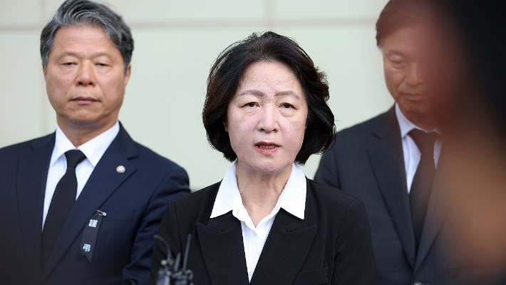 추미애 경기도지사가 17일 경기도 순천향대 부천병원 빈소에 마련된 고(故) 김진석 소방위 빈소 조문을 마친 뒤 취재진 앞에서 발언하고 있다. 연합뉴스