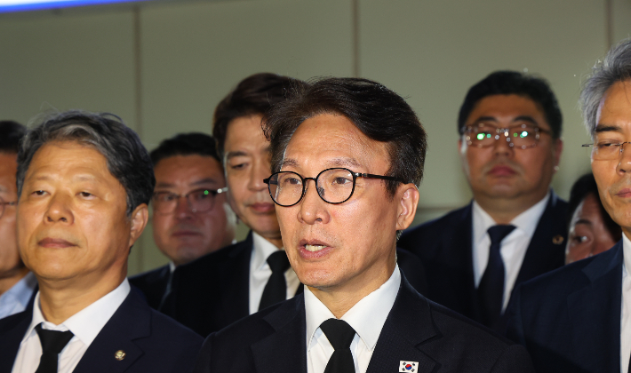 더불어민주당 김민석 대표가 18일 경기 부천시 순천향대학교 부천병원 장례식장에 마련된 부천 공장 화재 순직 고(故) 김진석 소방위의 빈소 조문을 마친 뒤 발언하고 있다. 연합뉴스