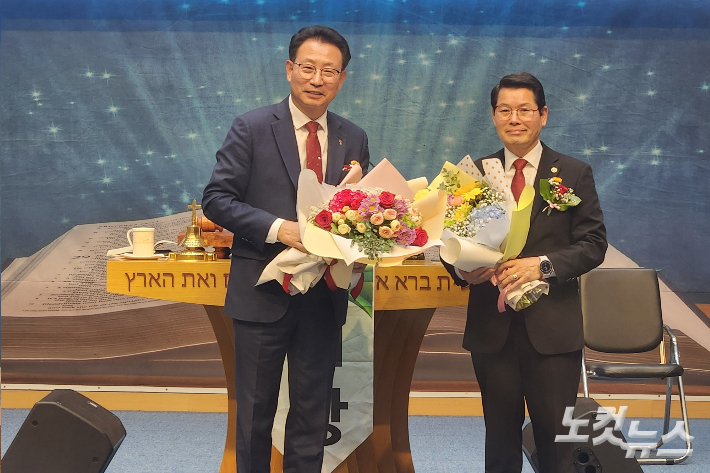 충청노회 장로회 신임회장 정정희 장로(왼쪽)과 직전회장 오선균 장로(오른쪽).충북CBS